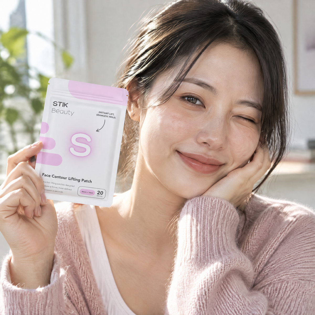 Model holding the Face Contour Lifting Patch pouch
